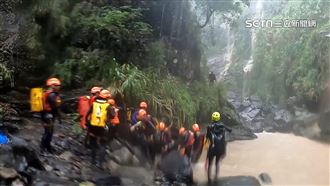 消防員練巧遇8人受困！即刻救援下山
