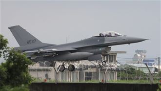 新／漢光首日傳意外　F16降落衝出跑道