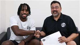 鋼鐵人正式簽下萬能科大外籍生張傑瑋。（圖／鋼鐵人提供）