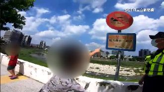 禁止戲水男童被警勸離！傻問這字怎念