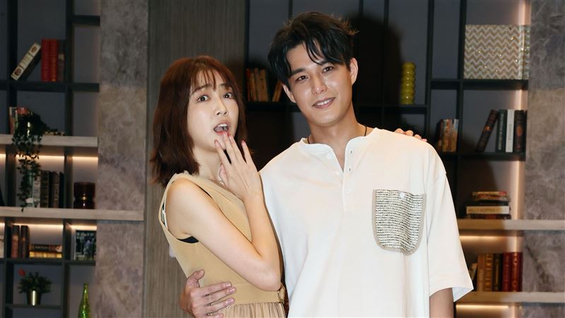 安俊朋28歲生日「老婆」貼心送蛋糕