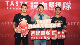 ▲中信特攻球員謝亞軒、魏嘉豪（右）和影星蔡凡熙組成《西堤2022捐血應援隊》。（圖／王品提供）