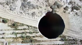 智利北部一處銅礦場出現一個直徑約25公尺、深度約200公尺的神祕天坑。（圖／翻攝自Sernageomin推特）