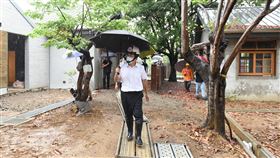竹市將軍村歷史建築大規模修復  預計年底完工新竹市代理市長陳章賢2日視察將軍村修復過程與周圍環境時說，目前二期工程進度已達8成，預計今年底完工。（新竹市政府提供）中央社記者魯鋼駿傳真  111年8月2日