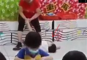 台中又傳虐兒！1秒打6下驚悚影片曝（圖／翻攝畫面）