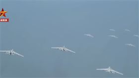 央視公開9架轟-6K戰機同框畫面（圖／翻攝自央視微博）