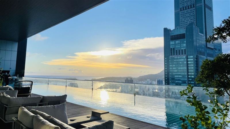 全球唯一高空泳池！高雄承億酒店開幕