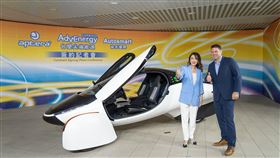 Aptera 創辦人 Chris Anthony (右) 與台塑新智能科技董事長王瑞瑜(左)。（圖／台塑新智能公司提供）