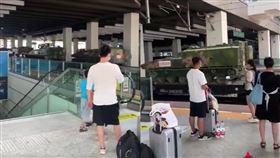 中國軍武，高鐵站運坦克。（圖／翻攝自發財可好微博）