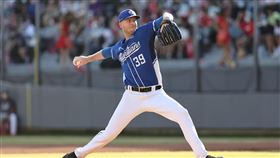 ▲富邦悍將Mike Loree（羅力）在新竹獲得生涯百勝。（圖／富邦悍將球團提供）