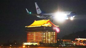 裴洛西搭機抵台（1）美國聯邦眾議院議長裴洛西（Nancy Pelosi）展開亞洲行，2日下午搭乘專機從馬來西亞首都吉隆坡起飛，晚間抵達台北松山機場。中央社記者趙世勳攝  111年8月2日