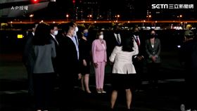 裴洛西抵達台灣松山機場。（圖／AP授權）