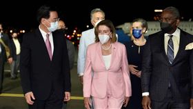 外交部長吳釗燮 迎接裴洛西訪台外交部長吳釗燮（前左）代表政府，迎接美國聯邦眾議院議長裴洛西（前中）到台灣訪問。（外交部提供）中央社記者黃雅詩傳真 111年8月2日