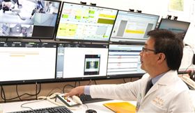 ▲北醫質子中心今（1）日正式啟動，台北醫學大學附設醫院邱仲峯院長按下啟動鈕，完成大台北地區的首次質子治療。（台北醫學大學附設醫院提供）