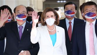 裴洛西赴立院！粉絲封「珍珠女神」