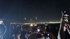 ▲「飛機巷」人潮擠爆，都是為了目睹裴洛西專機落地的歷史性時刻。（圖／翻攝自記者爆料網臉書）