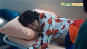 飾演中年婦女陳玫玫的比莉姊，因為痔瘡出血誤為絕症，送至病房。