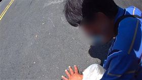 台中男子買冰消暑，熱到暈倒撞地，送醫手裡還緊握著一碗冰 (圖／翻攝畫面)