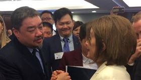 吾爾開希、裴洛西(圖/翻攝自吾爾開希臉書)