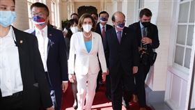 裴洛西拜訪立法院（1）美國聯邦眾議院議長裴洛西（Nancy Pelosi）（前左3）2日晚間率團抵台，3日上午前往拜訪立法院；由立法院副院長蔡其昌（左2）率四大黨團總召接待歡迎裴洛西。右2起為民進黨立法院黨團總召柯建銘、國民黨立法院黨團總召曾銘宗。中央社記者趙世勳攝  111年8月3日