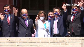 歷史性一刻　裴洛西同框朝野立委比讚