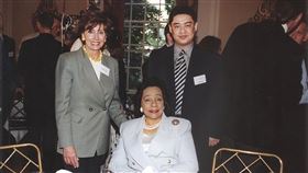 想當年  裴洛西與吾爾開希民運人士吾爾開希與美國眾議院議長裴洛西（Nancy Pelosi）相識30餘年。圖為他（右）和裴洛西（左）於哈佛大學當年舉行的「六四」10週年紀念活動上，和美國人權鬥士金恩博士（Martin Luther King Jr.）的遺孀金恩夫人（Coretta King）合影。（吾爾開希提供）中央社記者呂佳蓉傳真 111年8月3日