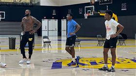 ▲詹姆斯（LeBron James）偕同大兒子布朗尼（Bronny James）、二兒子布萊斯（Bryce James）上球場訓練。（圖／翻攝自詹姆斯IG）