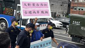 裴洛西造訪景美人權園區，一男抗議被拉走。（圖／記者李依璇攝影）