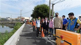 王惠美視察大村排水護岸及道路待改善現況彰化縣大村鄉5處排水護岸老舊，有下陷及淘空等情形，另有3處路面老舊龜裂且雨後常積水，彰化縣長王惠美（前排右4）3日前往視察。（彰化縣政府提供）中央社記者蕭博陽彰化縣傳真  111年8月3日