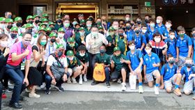 U12少棒各國選手府城一日遊第6屆WBSC世界盃少棒錦標賽3日為休賽日，台南市政府安排各國隊伍台南一日遊，市長黃偉哲（中）到飯店贈送伴手禮。（台南市政府提供）中央社記者楊思瑞台南傳真  111年8月3日
