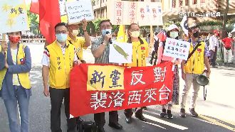 違法拉布條抗議裴洛西　警舉牌令解散