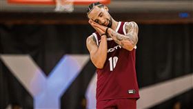 ▲艾瓦拉多（Jose Alvarado）在場上使用柯瑞（Stephen Curry）的「晚安」手勢。（圖／翻攝自艾瓦拉多推特）