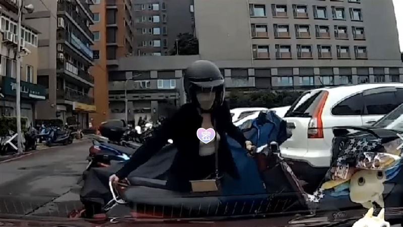 妹子車倒彎腰道歉　網見車主笑秒懂