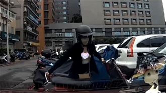 妹子車倒彎腰道歉　網見車主笑秒懂