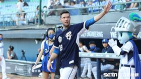 ▲富邦悍將投手羅力達成中職生涯百勝紀念儀式。（圖／記者劉彥池攝影）