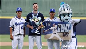 ▲富邦悍將投手羅力達成中職生涯百勝紀念儀式。（圖／記者劉彥池攝影）