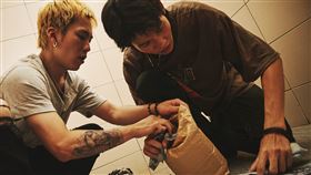 《失能少年》男主角巫建和（左）及演員黃聖球（右）。（圖／牽猴子提供）