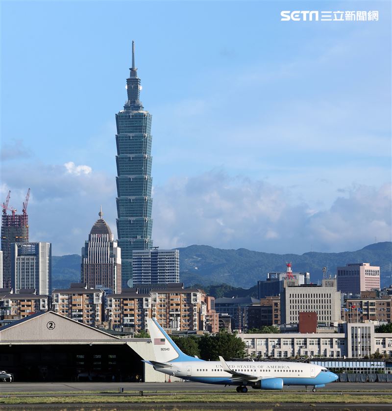 裴洛西旋風來訪18：01專機起飛離台。（記者邱榮吉/攝影）