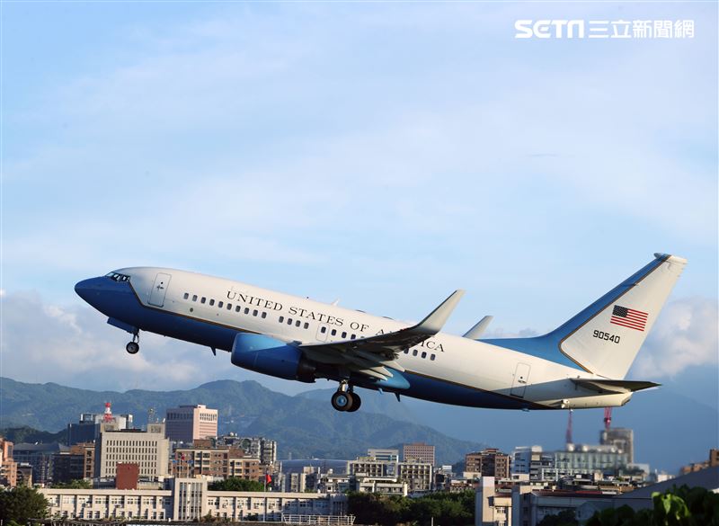 裴洛西旋風來訪18：01專機起飛離台。（記者邱榮吉/攝影）