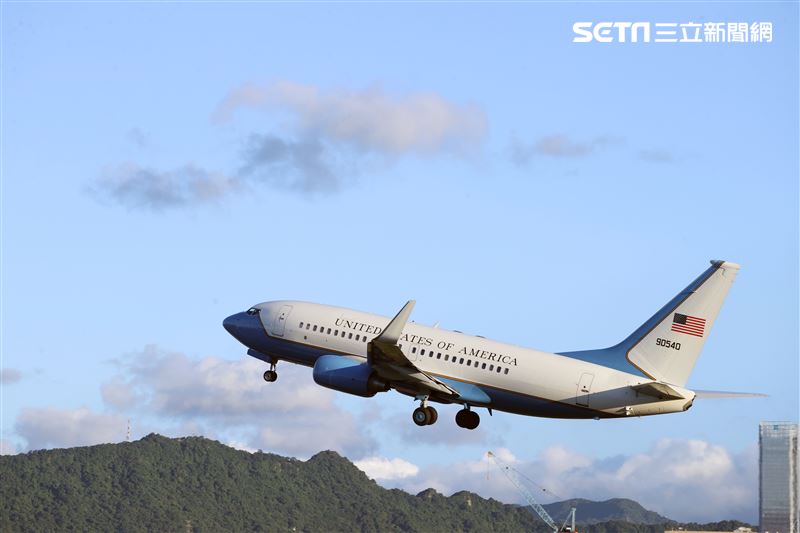 裴洛西旋風來訪18：01專機起飛離台。（記者邱榮吉/攝影）
