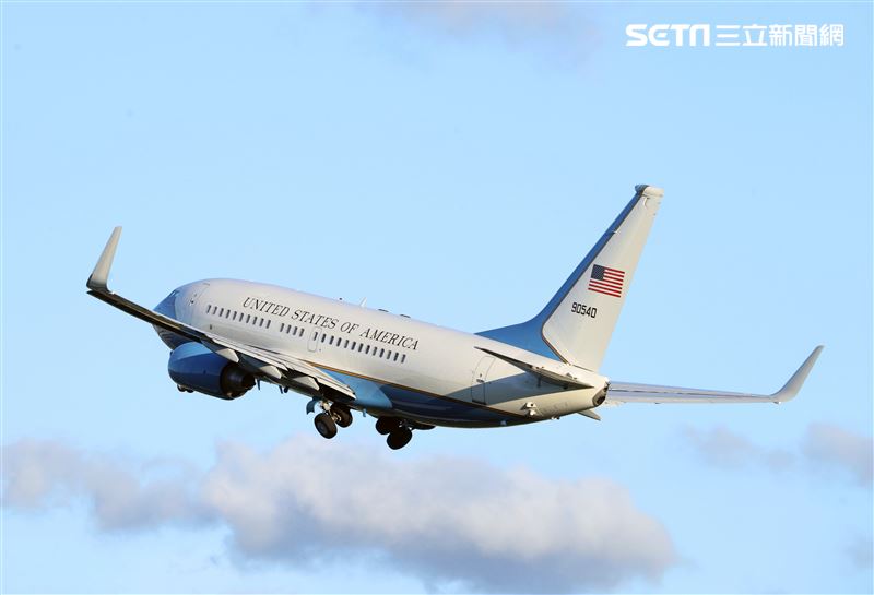 裴洛西旋風來訪18：01專機起飛離台。（記者邱榮吉/攝影）