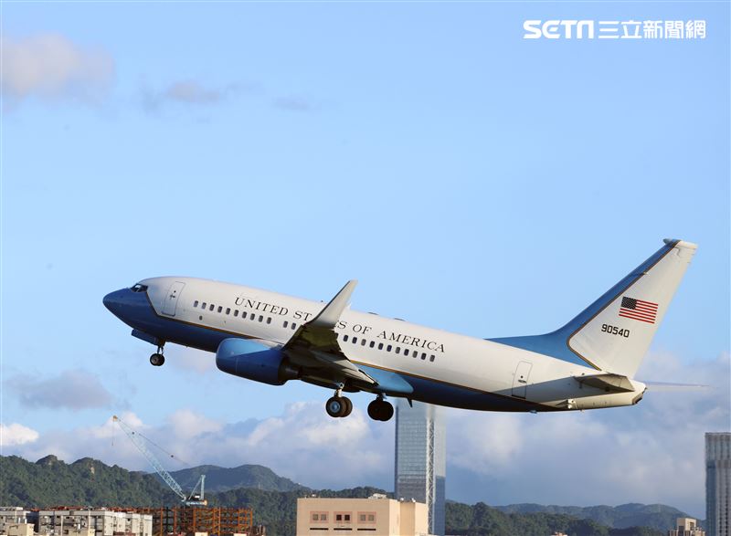 裴洛西旋風來訪18：01專機起飛離台。（記者邱榮吉/攝影）