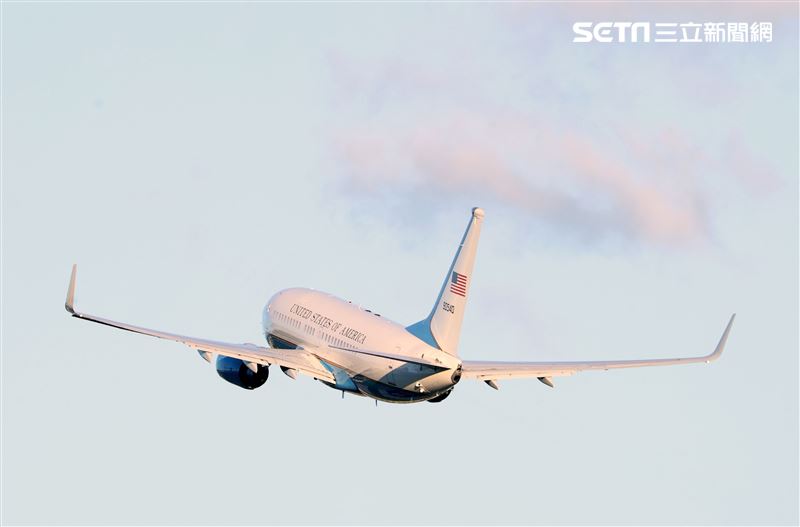 裴洛西旋風來訪18：01專機起飛離台。（記者邱榮吉/攝影）