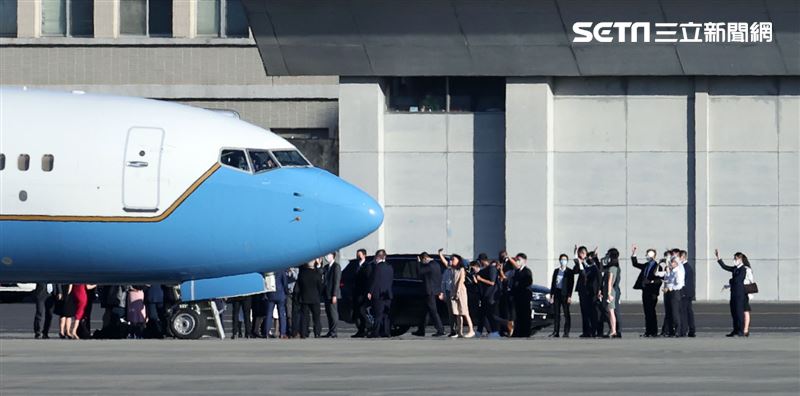 裴洛西旋風來訪專機離台，外交部長吳釗燮親自送機。（記者邱榮吉/攝影）