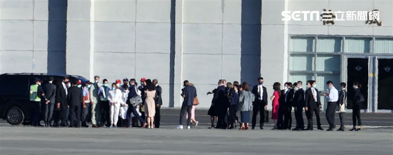 裴洛西旋風來訪專機離台，外交部長吳釗燮親自送機。（記者邱榮吉/攝影）