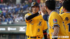▲中信兄弟三壘手王威晨跑回球隊第1分。（圖／記者劉彥池攝影）