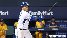 ▲富邦悍將一壘手范國宸敲出三壘安打。（圖／記者劉彥池攝影）