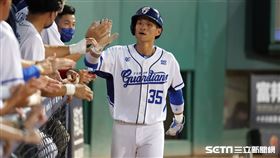 ▲富邦悍將二壘手王正棠跑回球隊第2分。（圖／記者劉彥池攝影）