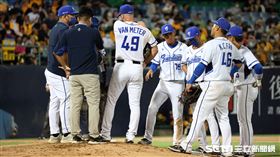 ▲富邦悍將先發投手范米特被擊出安打，投手教練羅曼喊暫停。（圖／記者劉彥池攝影）