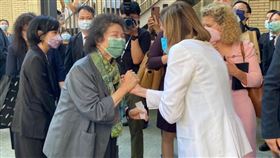 陳菊在景美人權園區與訪台的美國眾議院議長裴洛西一行人見面。（圖／翻攝自陳菊臉書）